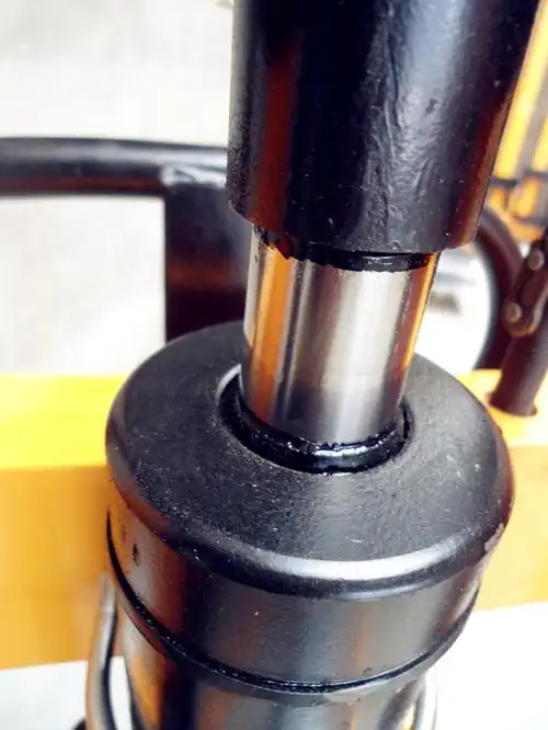 কোন লক্ষণগুলি নির্দেশ করে যে হাইড্রোলিক সিলিন্ডারের রক্ষণাবেক্ষণ প্রয়োজন?